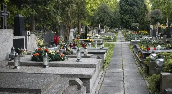 Jakie wkłady do zniczy na lato – wybierz najlepsze na upały