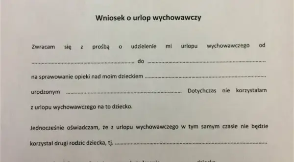 Czy na urlopie wychowawczym można pracować na cały etat? Sprawdź przepisy i konsekwencje