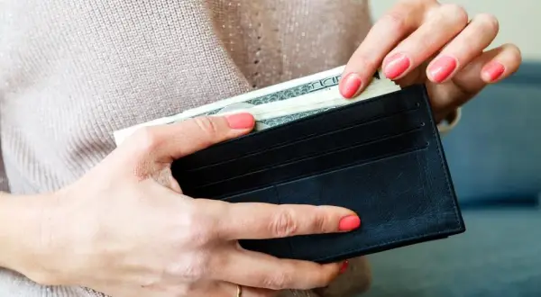 Kto płaci alimenty po śmierci byłego męża? Ważne informacje dla Ciebie