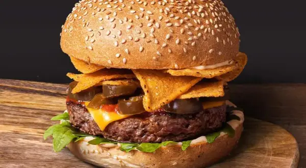 Czym się różni burger od hamburgera? Odkryj zaskakujące różnice