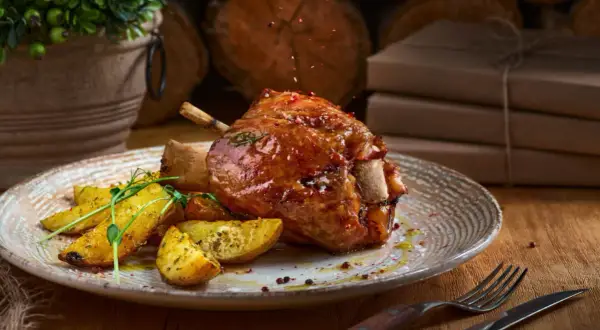 Jak przyrządzić golonkę peklowaną, aby była soczysta i aromatyczna