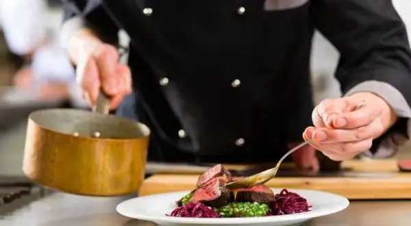 Comment réussir une pièce de boeuf grillée parfaite avec sauces et accompagnements
