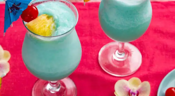 Jak przygotować idealny drink Blue Hawaiian z pysznymi składnikami