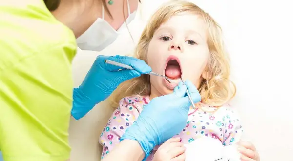 Kiedy pierwsza wizyta u dentysty z dzieckiem, aby uniknąć lęku i problemów