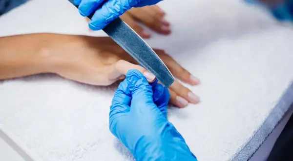 Manicure biologiczny na czym polega i jakie ma korzyści dla paznokci