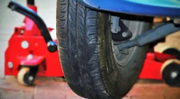 Gdzie dokładnie jest lewarek w Citroënie Berlingo? Sprawdź i uniknij problemów!