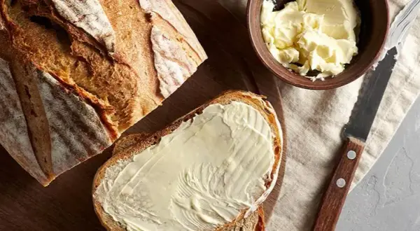 Ile kcal ma kromka chleba z masłem? Poznaj dokładną liczbę