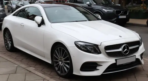 Mercedes E Klasa Coupe - osiągi, komfort i wady, które warto znać