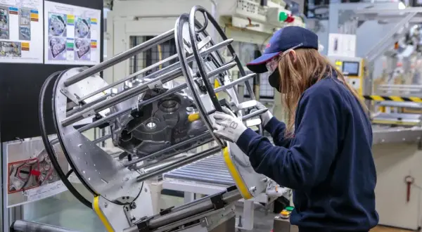 Ile trwa produkcja samochodu Toyota? Czas oczekiwania na Twoje auto