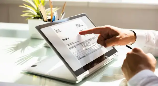 Jak wygląda faktura z Facebooka? Zrozum jej kluczowe elementy