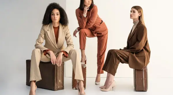 Jakie buty do garnituru damskiego wybrać, by wyglądać stylowo?