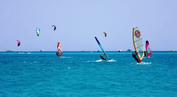Kite czy windsurfing: co wybrać, aby uniknąć rozczarowania?