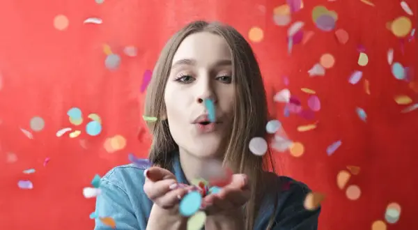 Jakie konfetti na ślub - 10 inspirujących pomysłów na dekoracje