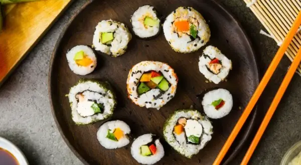 Z czym zrobić sushi wegetariańskie? Oto najlepsze składniki i pomysły