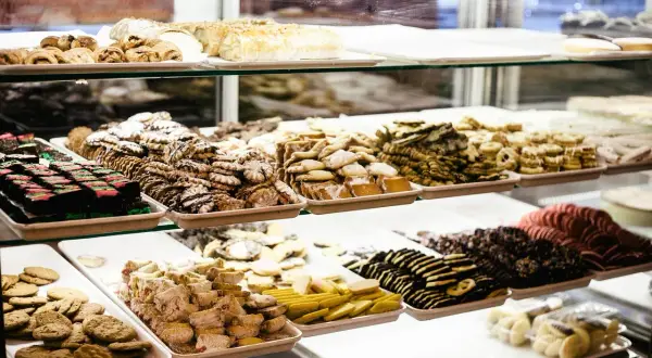 Gdzie kupić kardynałki ciastka? Najlepsze miejsca i oferty
