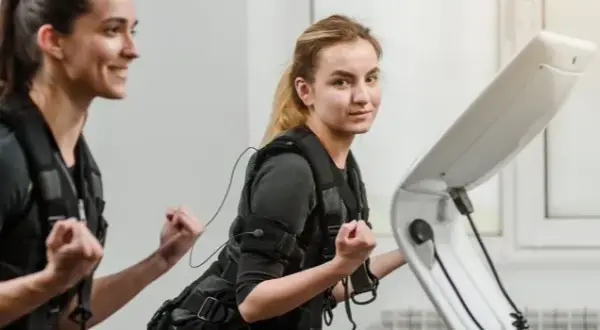 Trening EMS na czym polega - Jak działa i jakie ma korzyści?