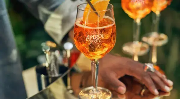Jak zrobić drink Aperol: prosty przepis na idealny Aperol Spritz