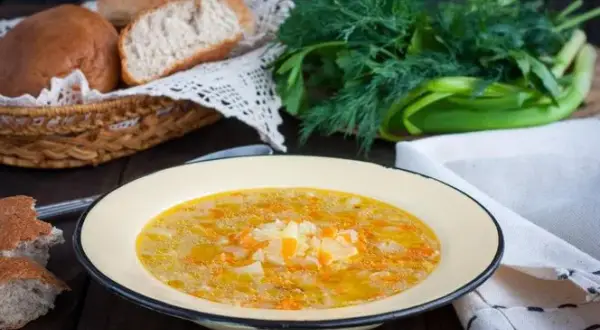 Jak zrobić zupę zacierkową - prosty przepis, który zachwyci smakiem