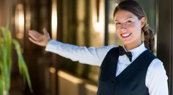 Kim jest hostessa: Profesja, obowiązki i wymagania w branży