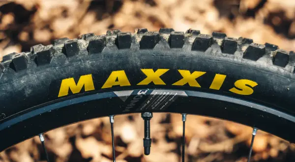 Jakie opony do enduro MTB wybrać, aby uniknąć nieprzyjemności na trasie?