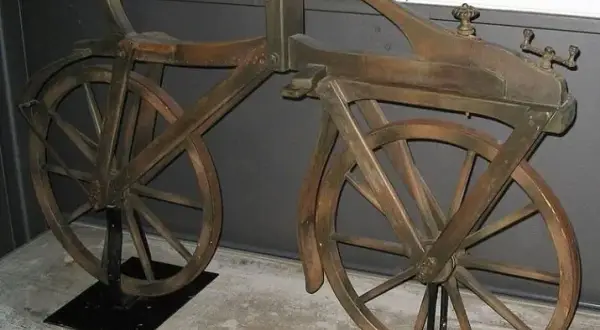 Niesamowita historia roweru: Skąd się wziął pierwszy wynalazek na dwóch kołach