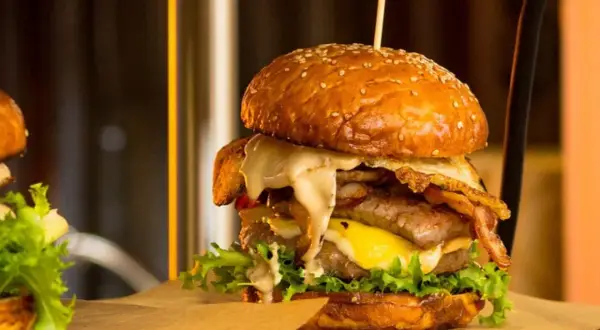 Co możemy znaleźć w burgerze? Odkryj składniki i warianty burgerów