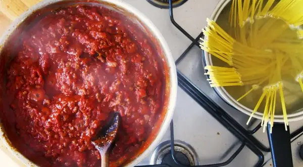 Jak przygotować dobry sos do spaghetti, który zachwyci smakiem