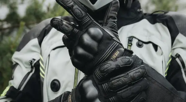 Jak rozciągnąć rękawice motocyklowe, aby były wygodniejsze i lepiej pasowały