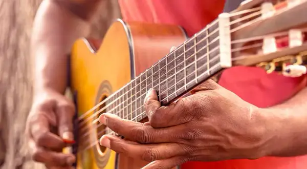 Jak zagrać gamę na gitarze - proste kroki dla początkujących