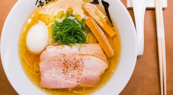 Ile kalorii ma ramen? Zaskakujące wartości kaloryczne i porady dietetyczne