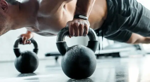 Jak ćwiczyć crossfit w domu: efektywne treningi bez sprzętu