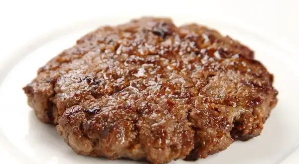 Jak zrobić mięso na burgera, aby było soczyste i pełne smaku