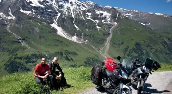 Najlepsze trasy motocyklowe w Alpach: malownicze szlaki i praktyczne porady dla motocyklistów