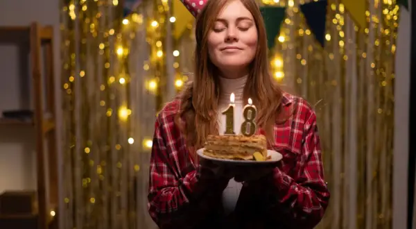 Ile się daje na osiemnastkę? Oto kwoty, które zaskoczą!
