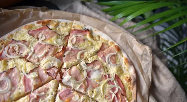Jaka szynka do pizzy? Odkryj najlepsze opcje dla idealnego smaku