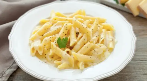 Penne quattro formaggi – idealny przepis na kremowy makaron serowy