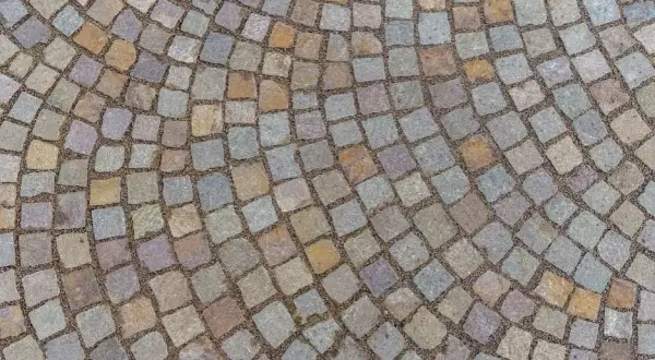 Ile kosztuje ułożenie kostki brukowej na cmentarzu? Sprawdź ceny i opcje