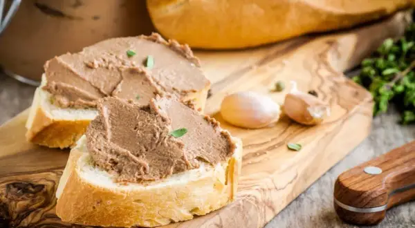 Czym doprawić pasztet, aby uzyskać wyjątkowy smak i aromat?
