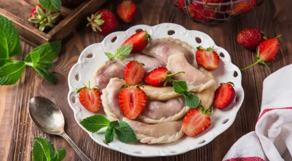 Ile kalorii ma pierogi z truskawkami? Zaskakujące wartości odżywcze