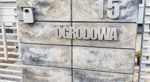 Jak trwale przykleić numer domu do elewacji bez wpadek i uszkodzeń