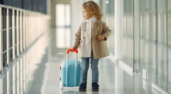 Samotny lot dziecka: bezpieczne zasady podróży bez rodziców