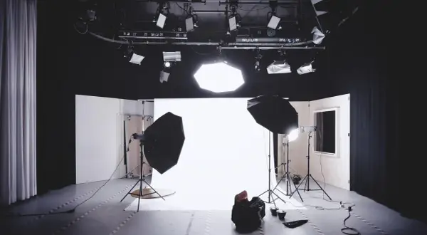 Kreatywna przestrzeń do pracy wizualnej – nowoczesne studio fotograficzne