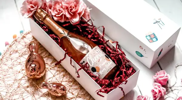 Jaki alkohol na prezent dla kobiety? Oto idealne propozycje na każdą okazję