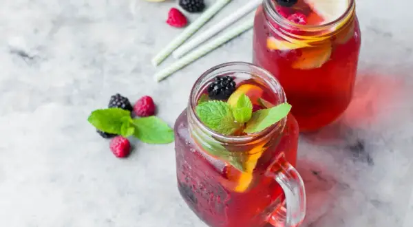 Najlepsze przepisy na czerwony drink, które zaskoczą Twoich gości