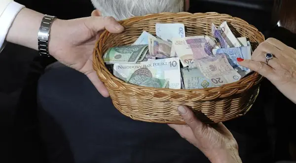Kto rzeczywiście płaci na fundusz kościelny i jak są wydawane te pieniądze?