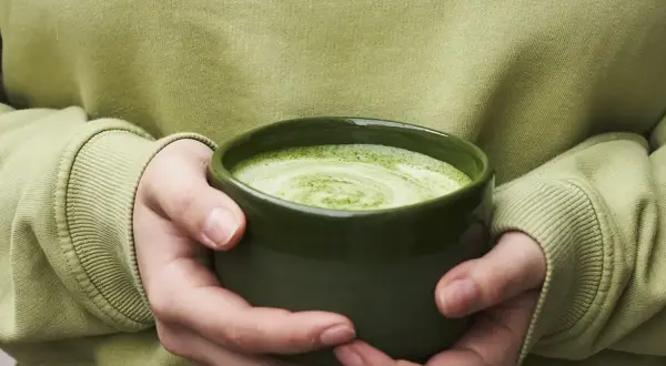Czy matcha ma kofeinę? Odkryj zaskakujące fakty o jej działaniu