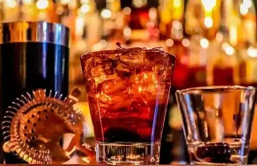 Najlepsze drinki z piwem w szklance, które zaskoczą Twoich gości
