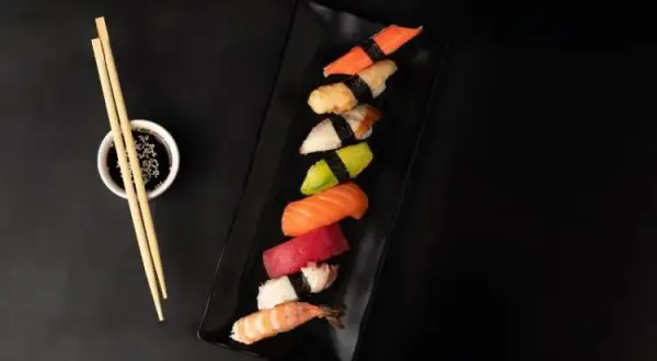 Kto wymyślił sushi? Odkryj zaskakującą historię tej potrawy