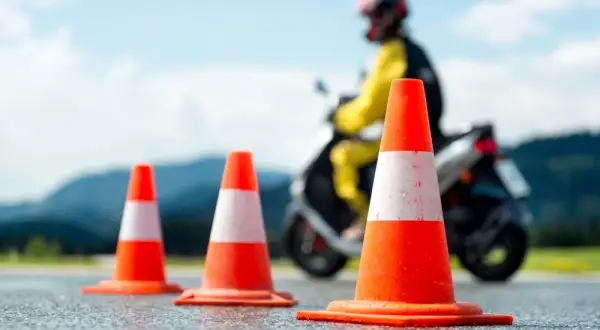 Ile kosztuje prawo jazdy na motor 125? Sprawdź ukryte wydatki!