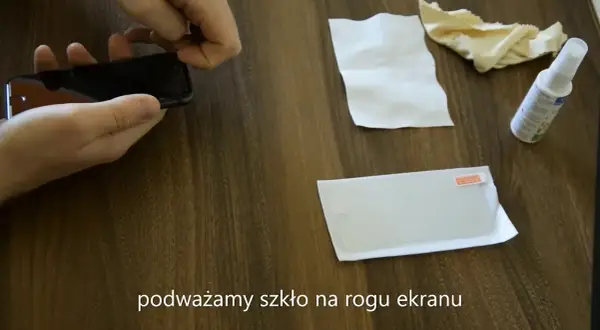 Bezpieczne zdejmowanie szkła hartowanego z aparatu bez ryzyka uszkodzenia